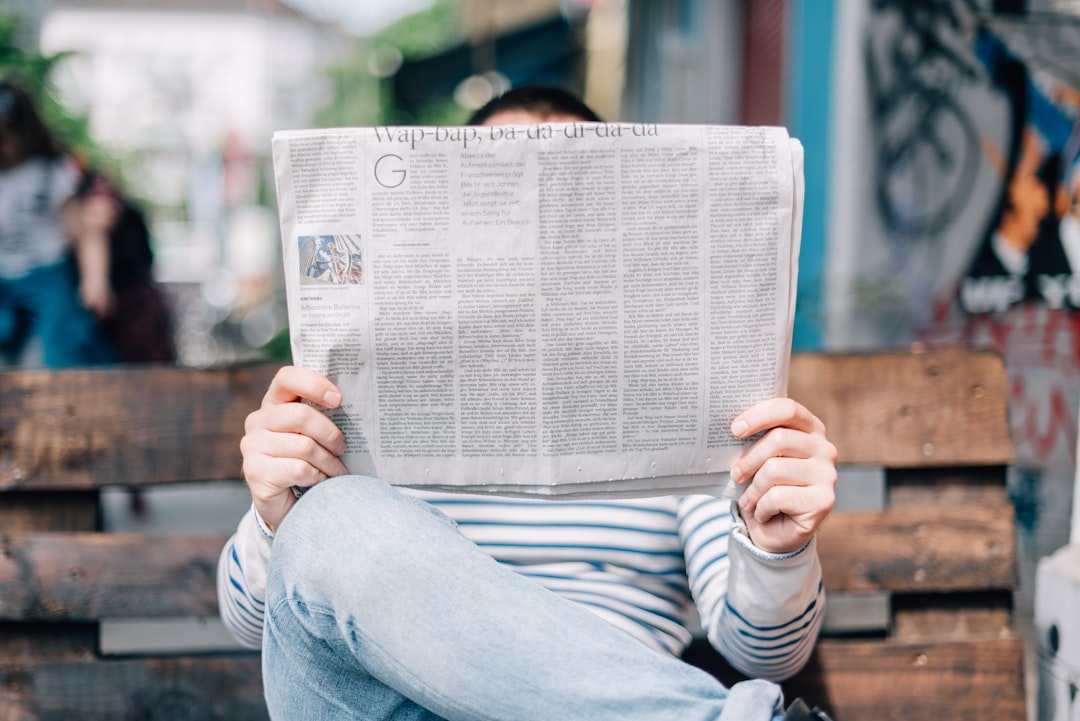 Deceptive Online Content Spreads False Information Through Social Sharing