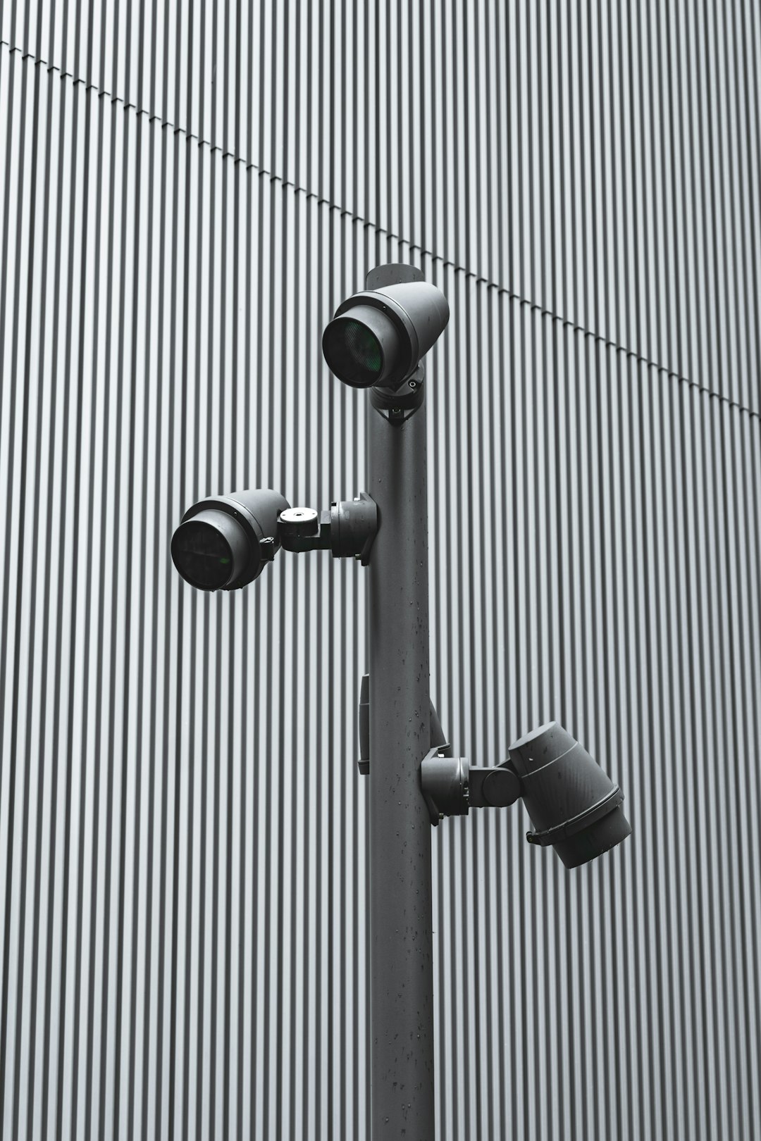 Maximizing Surveillance Efficiency Through Feedback and Smart Routing
